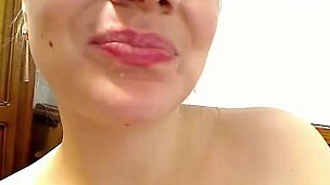 Die geile Hausfrau ermöglicht es ihrem Ehemann, seine Ladung in ihrem offenen Mund auf der Webcam zu schießen