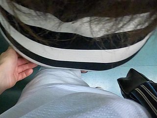Meine Frau beschreibt, wie ein Fremder sich in den Zug näherte und versuchte, ihre Muschi unter dem Minirock zu fingern