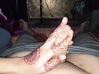 تبدأ الأخت في استمناء أخيها فيديو كامل