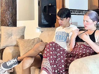 แม่เลี้ยงสาวล่อลวงลูกเลี้ยงของเธอด้วยการปล่อยให้เขาสัมผัสอวัยวะเพศของเธอ