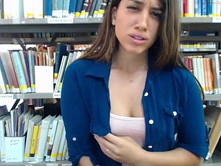 janka Israel bermain di perpustakaan
